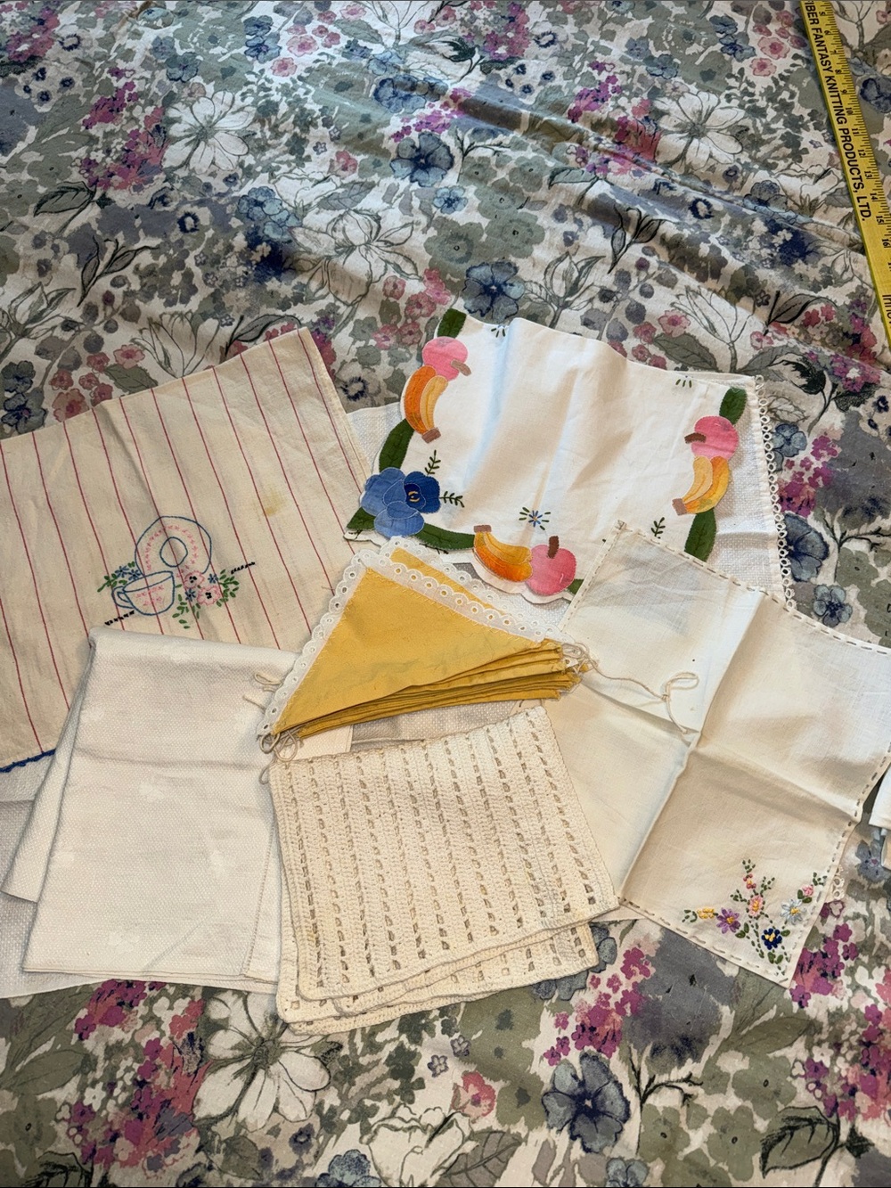 Assorted linens bundle - 6 pieces